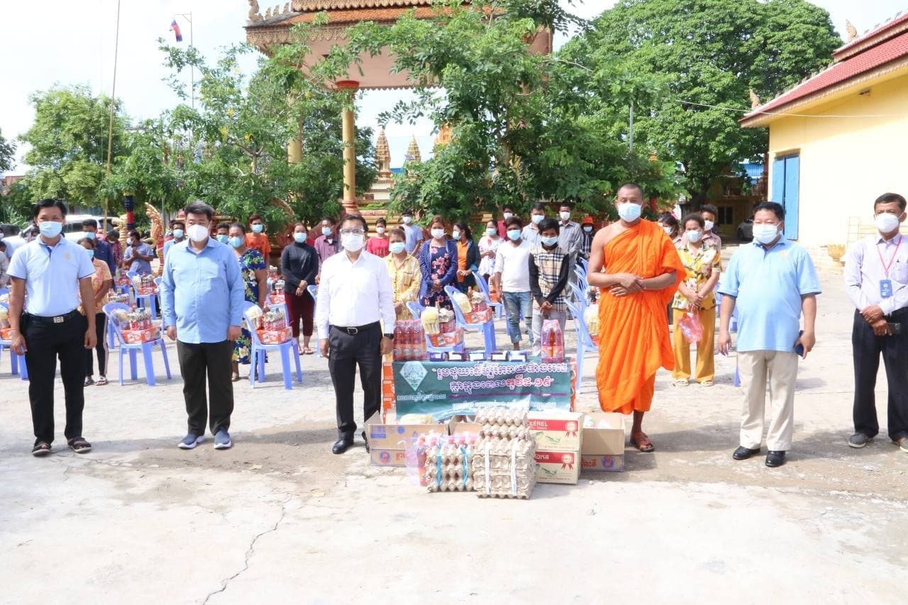 សាលាភូមិន្ទរដ្ឋបាល នាំយកអំណោយជាស្បៀងចែកជូនដល់បងប្អូនប្រជាពលរដ្ឋប្រកបរបរជាងសំណង់ និងអ្នករើសអេតចាយ ១៥០គ្រួសារ តំបន់បឹទខ្ចប់ នៅសង្កាត់ស្ទឹងមានជ័យ១