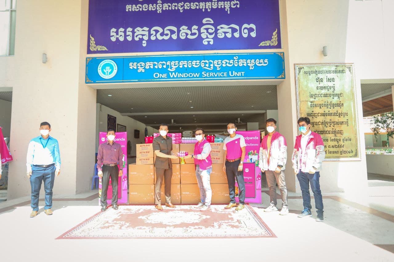ក្រុមហ៊ុនឯកជនមួយ ប្រគល់ម៉ាស និងអាកុលលាងដៃជូនរដ្ឋបាលរាជធានី ដើម្បីចាត់វិធានការទប់ស្កាត់ការរីករាលដាលជំងឺកូវីដ-១៩