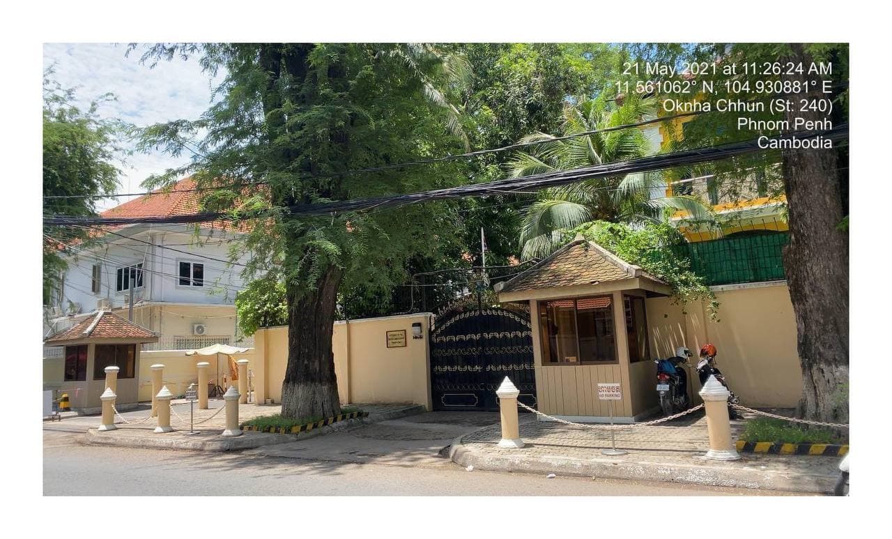 អ្នកជំងឺកូវីដ១៩ គឺជាមន្ត្រីការពារផ្ទះឯកអគ្គរាជទូតអង់គ្លេស ដែលមានទីតាំងស្ថិតនៅផ្ទះលេខ ២០ ផ្លូវលេខ ២៤០ សង្កាត់ចតុមុខ ខណ្ឌដូនពេញ