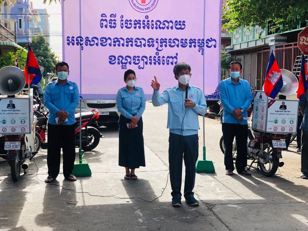 អភិបាលខណ្ឌច្បារអំពៅ លោក ចេង មុនីរ៉ា ប្រាប់ប្រជាពលរដ្ឋថា យ័ន្តការពារអាយុជីវិតដ៍ស័ក្តសិទ្ធបំផុត គឺ ៣កុំ ៣ការពារ