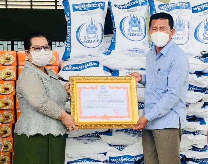 លោកជំទាវ ម៉ែន សំអូន បាននាំយកអំណោយមនុស្សធម៌ ប្រគល់ជូនអាជ្ញាធរស្រុកពញាឮ ខេត្តកណ្តាល