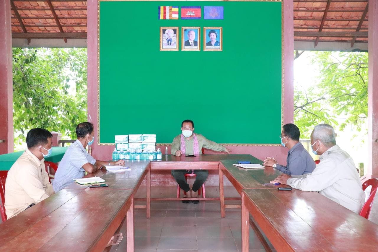 ឯ ឧ សោម ពិសិដ្ឋ បានជួបសំណេះសំណាលជាមួយមន្រ្តីរដ្ឋបាលឃុំអង្កោល ដើម្បីពិនិត្យ មើលស្ថានភាពសន្តិសុខ និងការផ្តល់សេវាជូនប្រជាពលរដ្ឋ