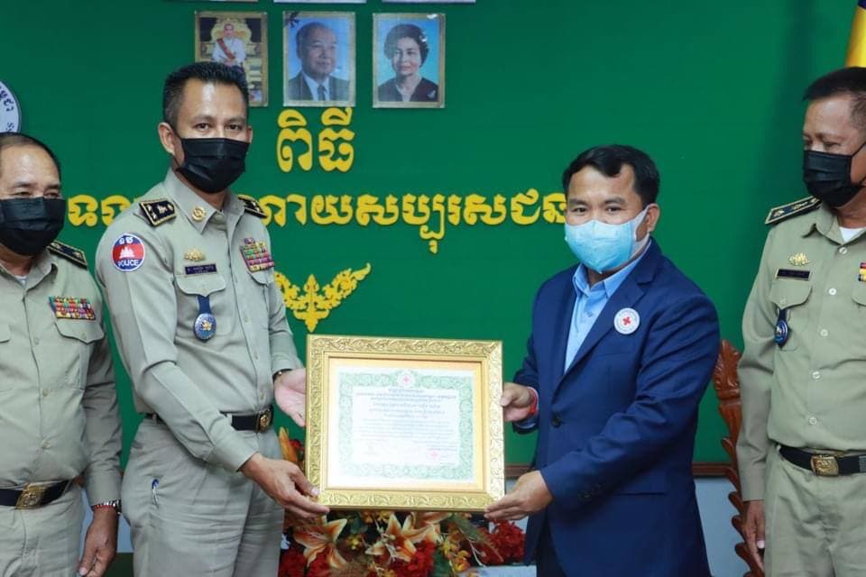 អភិបាលខេត្តកណ្ដាល អញ្ជើញទទួលអំណោយជាថវិកា សម្រាប់ជូនសាខាកាកបាទក្រហមកម្ពុជាខេត្តកណ្ដាល ដើម្បីចូលរួមចំណែកទ្រទ្រង់ដល់សកម្មភាពមនុស្សធម៌ របស់កាកបាទក្រហមកម្ពុជា