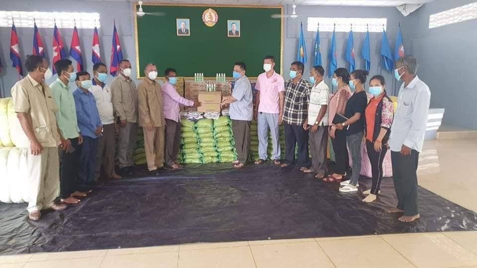 ឯកឧត្តម ប៉ា ម៉េងហុក ចុះសួរសុខទុក្ខបងប្អូនប្រជាពលរដ្ឋ និងនាំយកអំណោយជូនប្រជាពលរដ្ធខ្វះខាតដោយសារកូវីដ-១៩