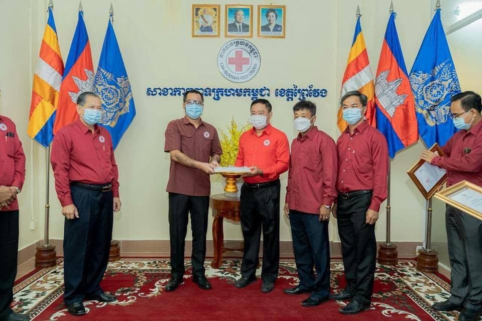 អភិបាលខេត្តព្រៃវែង អញ្ជើញទទួលថវិកាវិភាគទានពីសប្បុរសជននានា ដែលបានឧបត្ថម្ភ និងគាំទ្រ ដល់សាខា កាកបាទក្រហម កម្ពុជា ខេត្តព្រៃវែង
