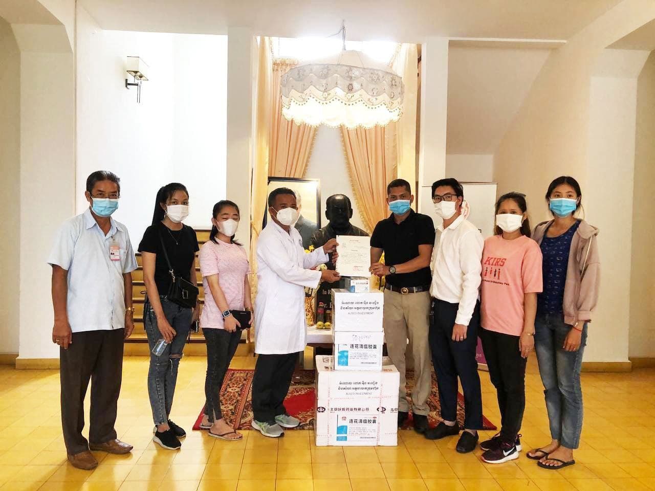 ក្រុមហ៊ុន Ausco Investment ប្រគល់អំណោយជាថ្នាំពេទ្យ Lianhua Qingwen ចំនួន ៥០០ប្រអប់ជូន “មូលនិធិគន្ធបុប្ផាកម្ពុជា”