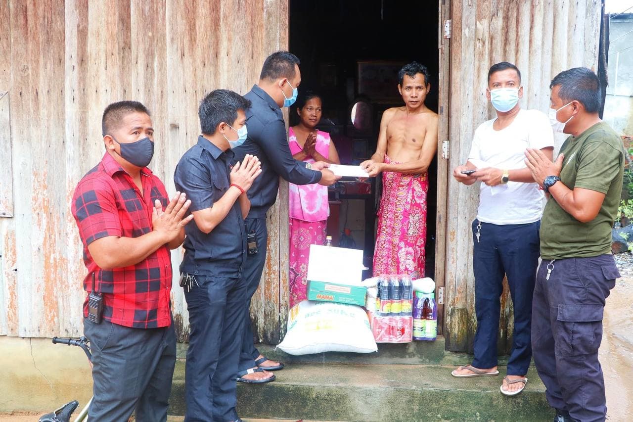 ឯ ឧ ទៀ សុខា បានចាត់ឱ្យលោក ងួន ឧត្តម ចុះសួរសុខទុក្ខ នាំយកអំណោយ យកទៅឧបត្ថមជូនដល់គ្រួសារទីទ័លក្រ ចាស់ជរាគ្មានទីពឹង ចំនួន ៣គ្រួសារ ស្រុកព្រៃនប់