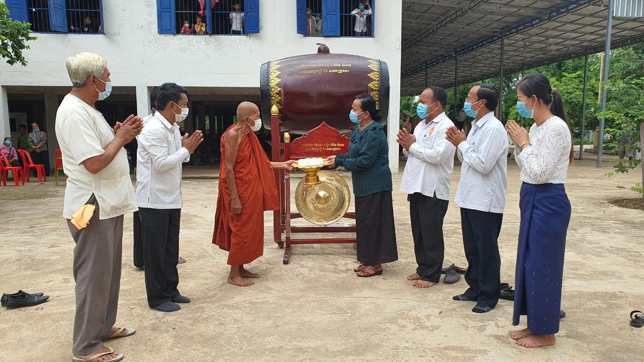 អំណោយរបស់លោកជំទាវកិត្តិសង្គហបណ្ឌិត ម៉ែន សំអន ត្រូវបានផ្តល់ជូនលោក ចៅអធិការវត្ត ប្រាសាទដូនអន