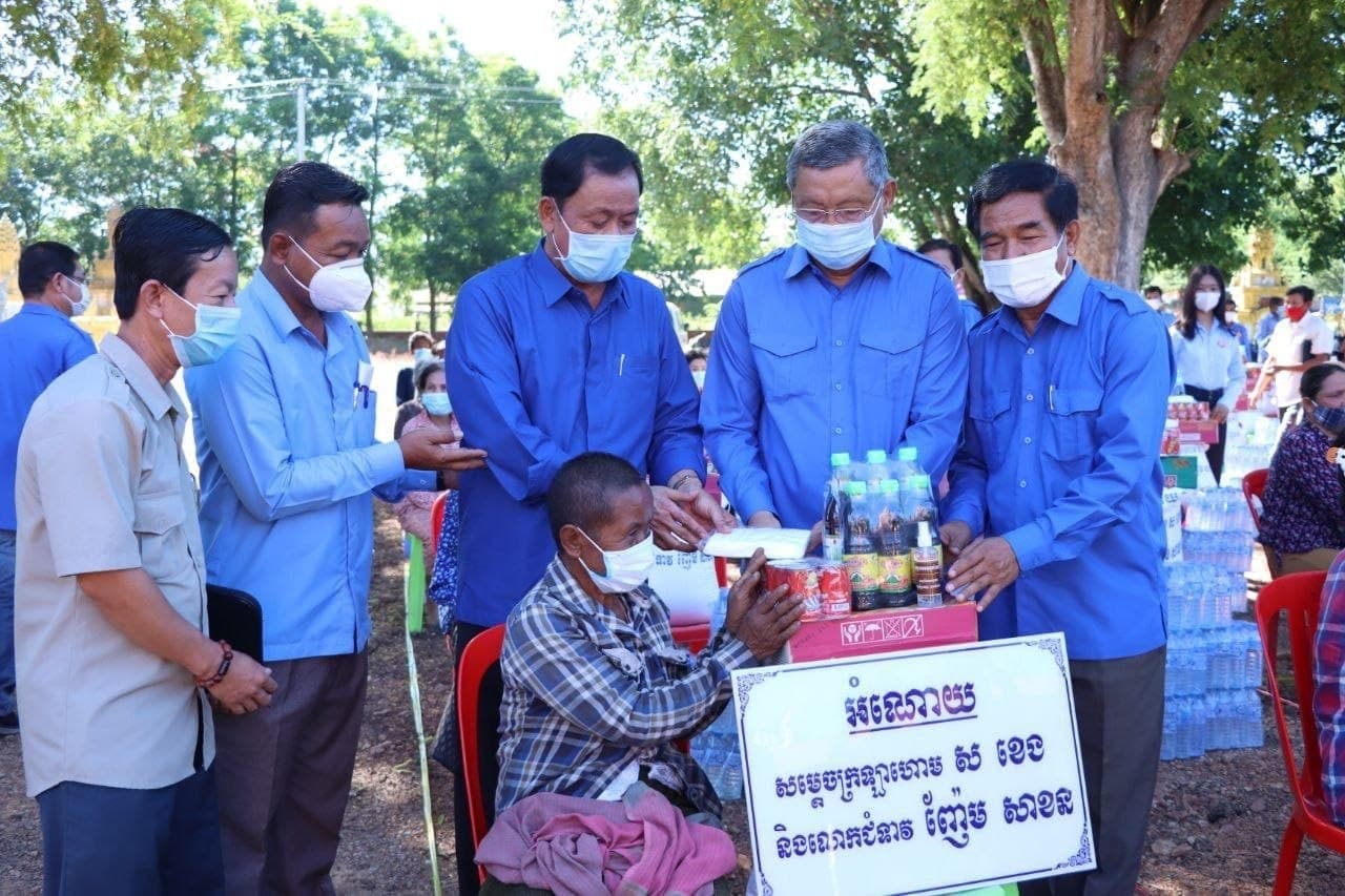 តំណាងសម្តេចក្រឡាហោម ស ខេង ចែកអំណោយជូនប្រជាពលរដ្ឋដែល ទទួលរងផលប៉ះពាល់ដោយសារជំងឺCovid-19 នៅខេត្តបាត់ដំបង