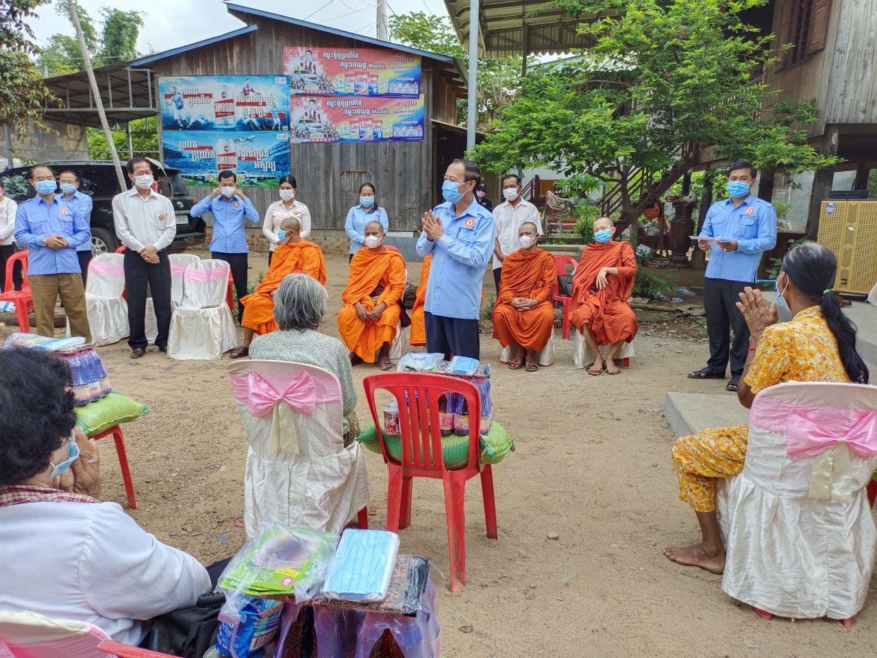 ឯកឧត្តម វ៉ា ថន ជួបសំណេះ សំណាលប្រគល់ផ្ទះជូនស្រ្តីមេម៉ាយម្នាក់ នៅស្រុកចិត្របុរី