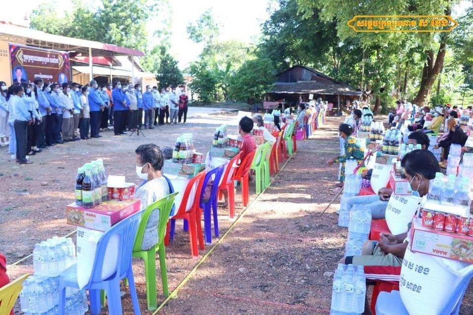 ប្រជាពលរដ្ឋចំនួន ១៦៤គ្រួសារដែលជួបការខ្វះខាតដោយសារជំងឺកូវី-១៩ មកពី ៣ឃុំ ក្នុងស្រុកបវេល បានទទូលអំណោយ សម្តេចក្រឡាហោម ស ខេង