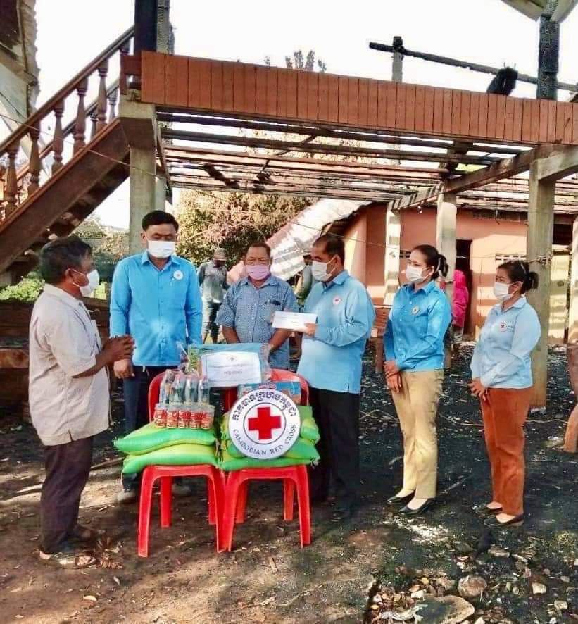ប្រជាពលរដ្ឋមួយគ្រួសារ ដែលរងគ្រោះដោយសារអគ្គិភ័យឆេះផ្ទះ បានទទួលអំណោយ ពីអនុសាខា កាកបាទក្រហមកម្ពុជាក្រុងបានលុង