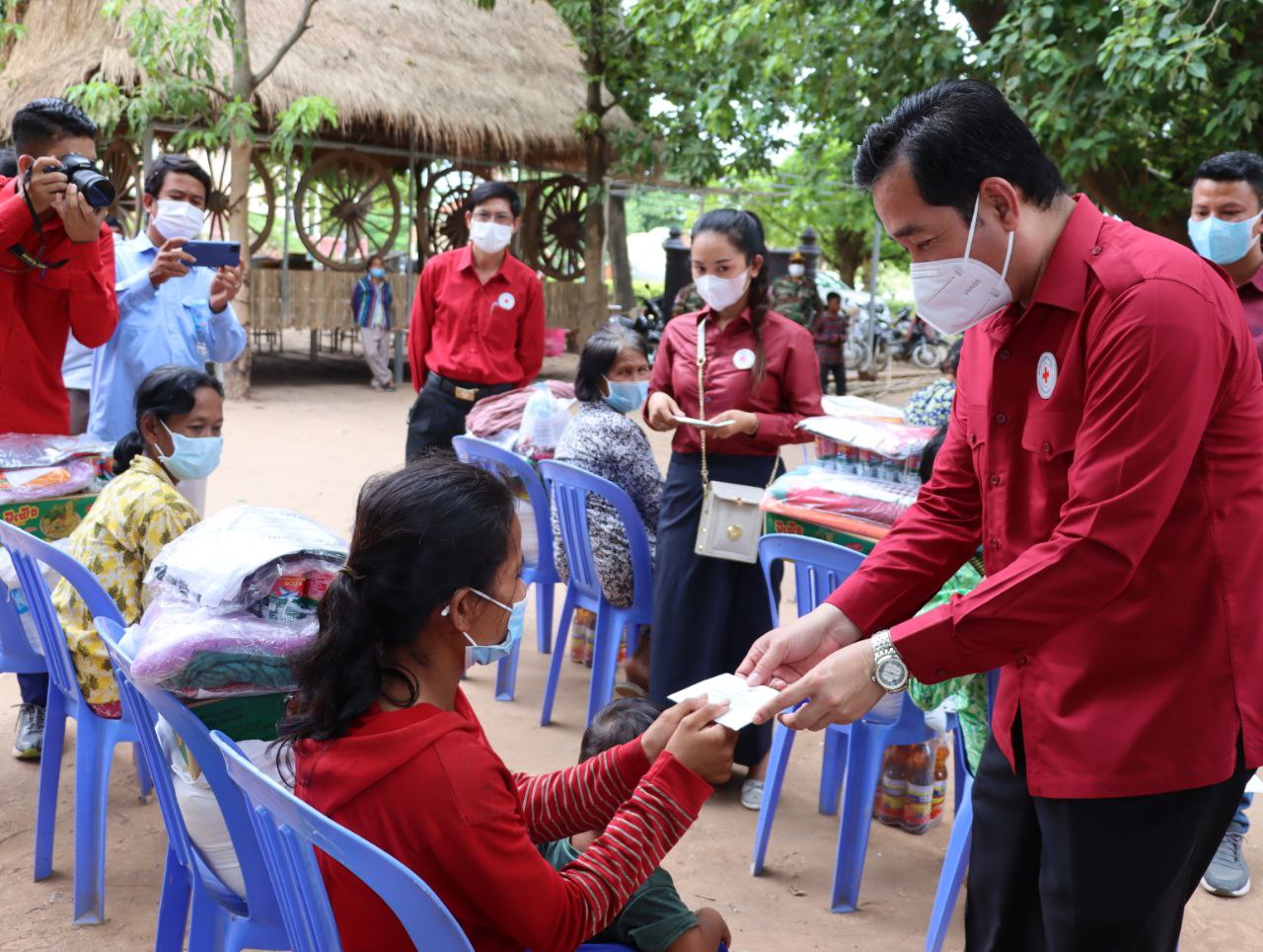 ឯកឧត្តម អ៊ុន ចាន់ដា អភិបាលខេត្តកំពង់ចាម នាំយកអំណោយសម្ដេចកិត្តិព្រឹទ្ធបណ្ឌិត ប៊ុន រ៉ានី ហ៊ុនសែន ផ្ដល់ជូនពលរដ្ឋរងគ្រោះដោយសារខ្យល់កន្ត្រាក់នៅស្រុកកងមាស