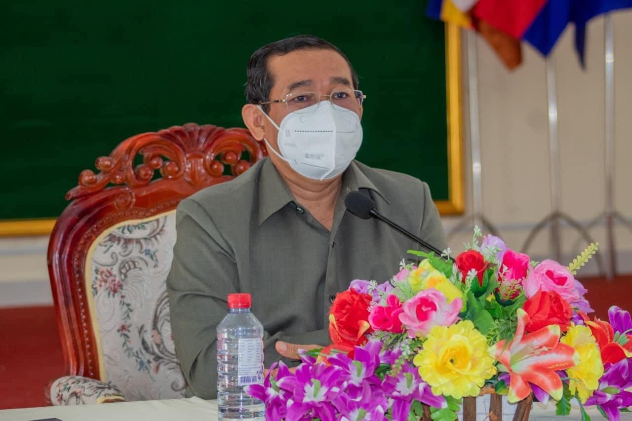 អភិបាលខេត្តតាកែវ ដឹកនាំកិច្ចប្រជុំជាមួយរោងចក្រមួយចំនួន និងអាជ្ញាធរពាក់ព័ន្ធ ដើម្បីពង្រឹងការបង្ការ និងទប់ស្កាត់ការឆ្លងរីករាល ដាលនៃជំងឺកូវីដ-១៩