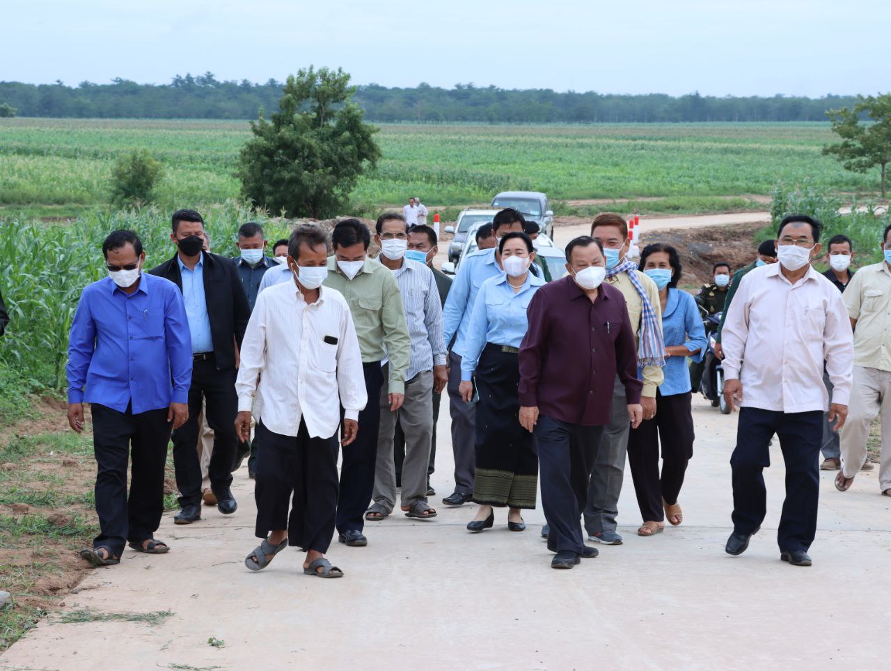 សម្ដេចវិបុលសេនាភក្តី សាយ ឈុំ អញ្ជើញចុះពិនិត្យសមិទ្ធិផលនានា និងសួរសុខទក្ខបងប្អូនប្រជាពលរដ្ឋនៅស្រុកកំណើតរបស់សម្តេច
