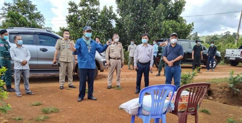 អភិបាលខេត្តមណ្ឌលគិរី អញ្ជើញចុះសួរសុខទុក្ខ និងនាំយកស្បៀង ផ្តល់ជូនពលរដ្ឋដែលកំពុងជាប់នៅចំណុចបិទខ្ទប់បណ្តោះអាសន្នមួយផ្នែក ក្នុងឃុំដាក់ដាំ ស្រុកអូររាំង