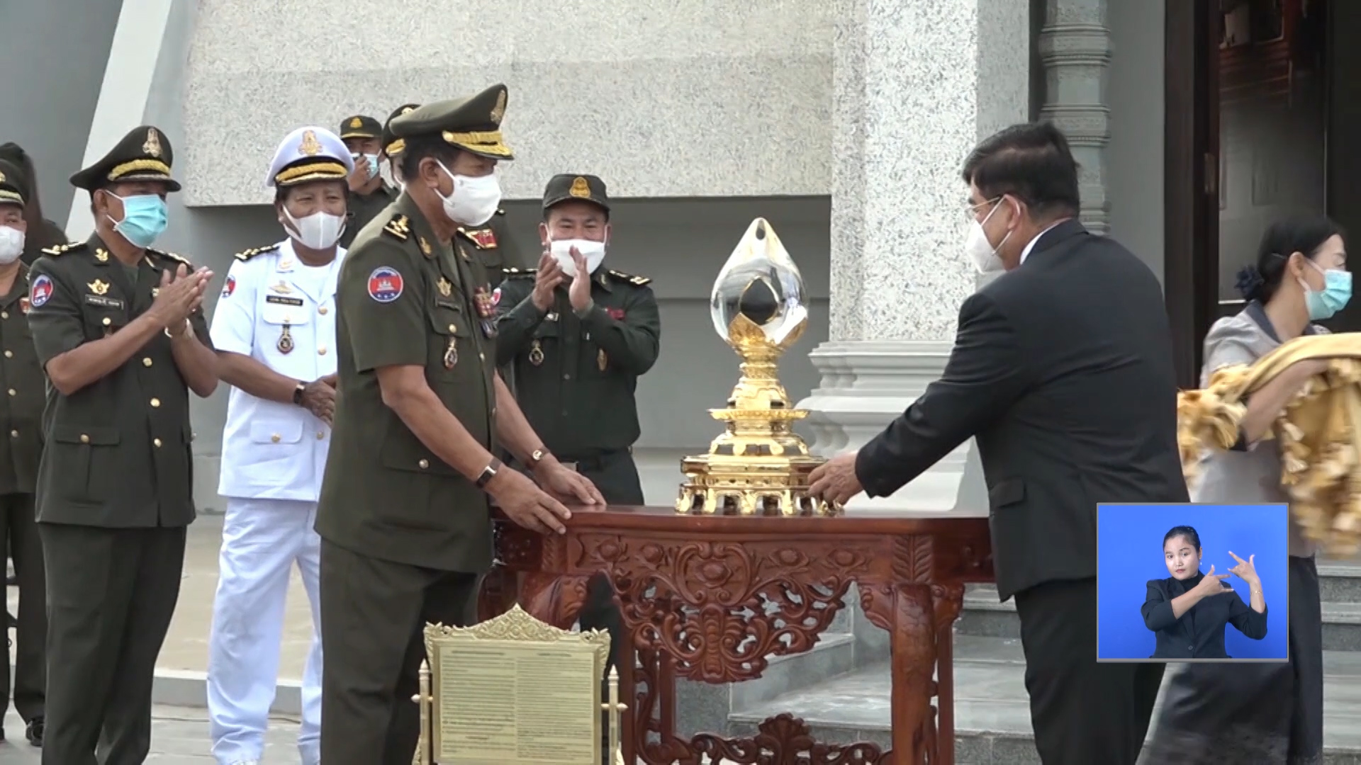សម្តេចពិជ័យសេនា ទៀ បាញ់ អញ្ជើញទទួលដំណក់ប្រេង ដំបូង របស់កម្ពុជា យកមកតម្កល់ទុក នៅក្នុងវិមានឈ្នះ-ឈ្នះ