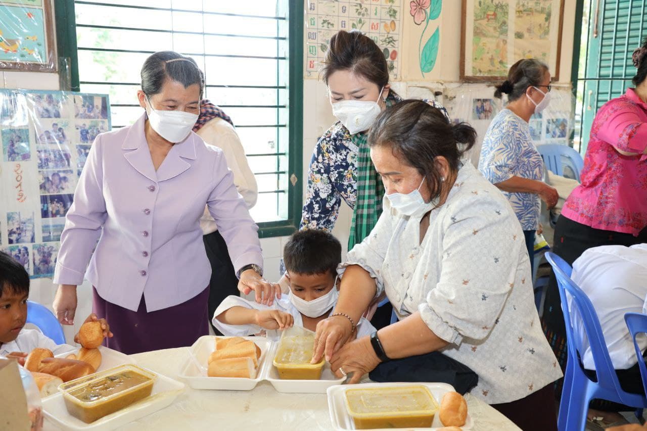 លោកជំទាវ ម៉ែន សំអន អញ្ជើញចុះសួរសុខទុក្ខកុមារកំព្រានៅមណ្ឌលថែទាំកុមារកំព្រា ខេត្តស្វាយរៀង
