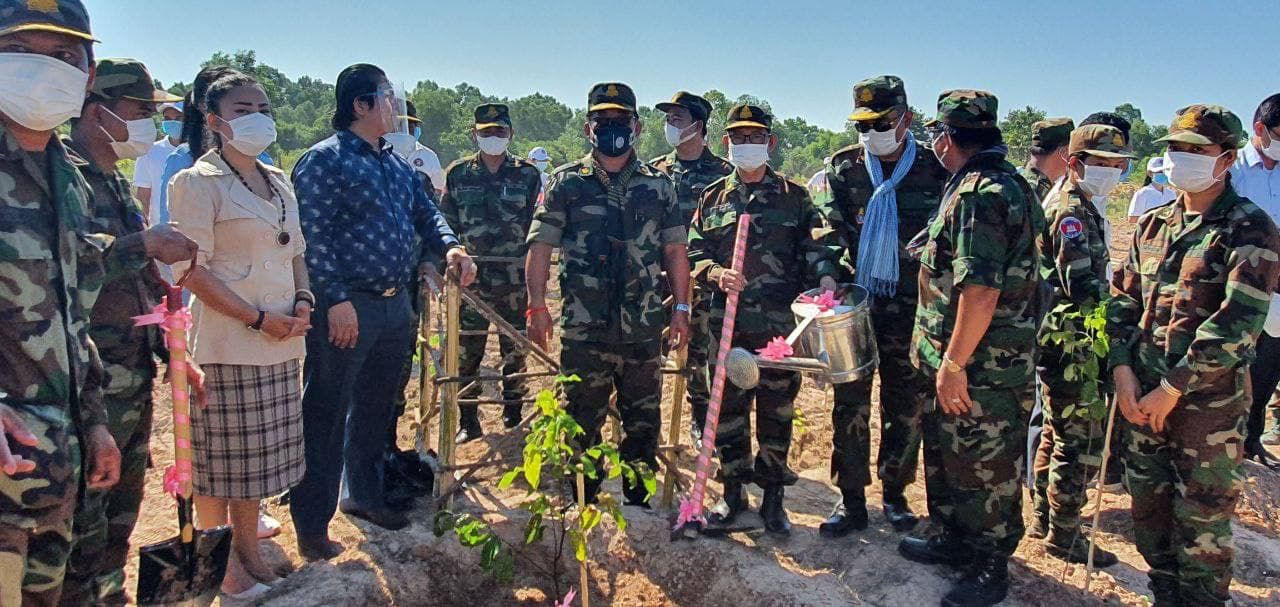 កងយោធពលខេមរៈភូមិន្ទ  ដាំកូនឈើប្រមាណ១ម៉ីនដើម នៅ ទីបញ្ជាការយោធភូមិភាគទី៤ខេត្តសៀមរាប