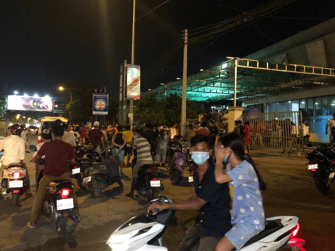 សាហាវមែន!! ដេញកាប់យុវជនម្នាក់ ស្លាប់ រួចនាំនារីម្នាក់ជិះជាមួយជនរងគ្រោះគេចបាត់  សង្ស័យជាស្នេហាត្រីកោណ