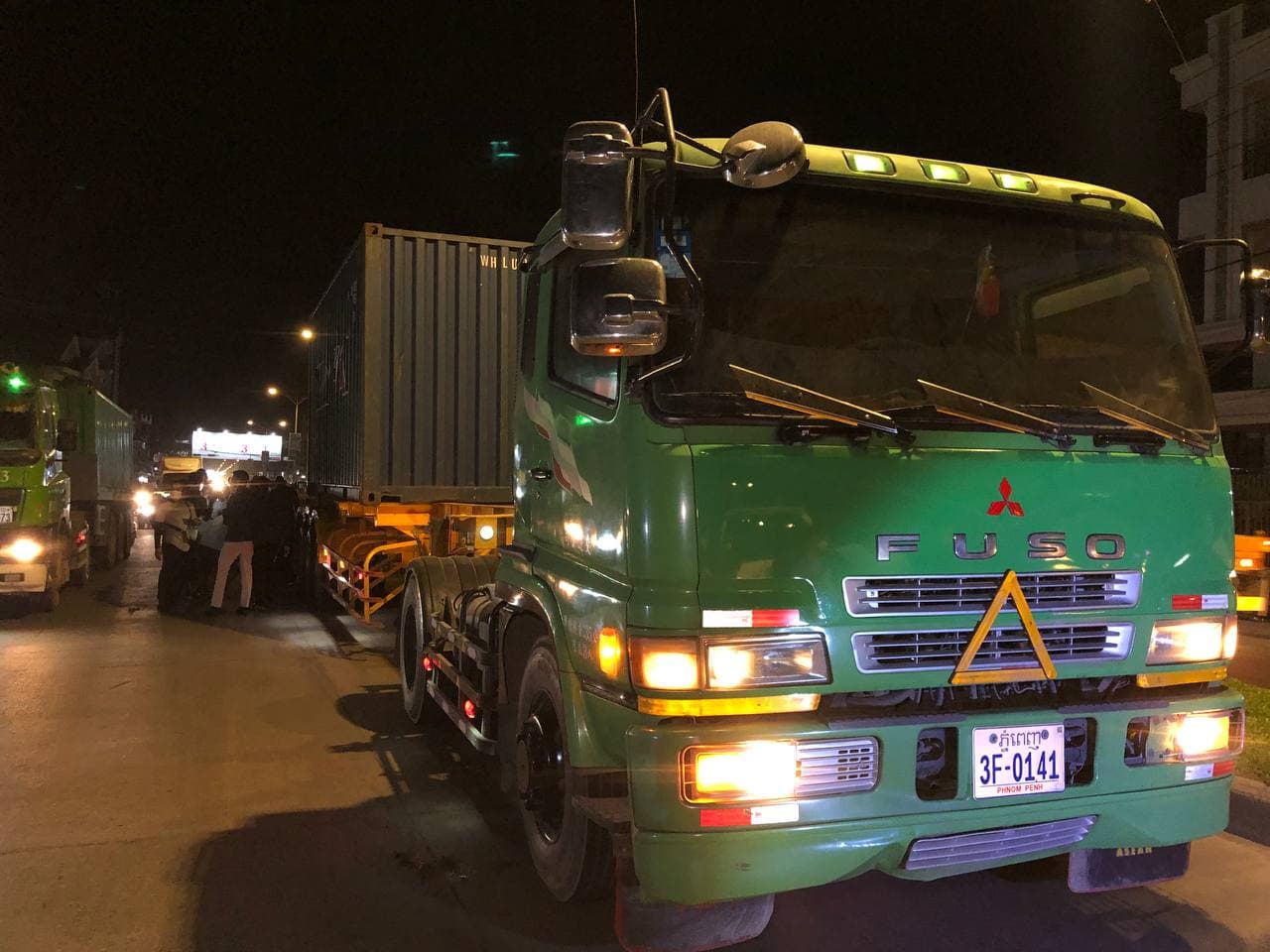រថយន្តFUSO កិនបុរសម្នាក់ស្លាប់  ខណៈជនរងគ្រោះជិះម៉ូតូវ៉ាជែងមិនប្រយ័ត្នប៉ះដៃចង្កូតនិងម៉ូតូកង់បីដួលខ្ទាតចូលក្រោមកង់រថយន្ត
