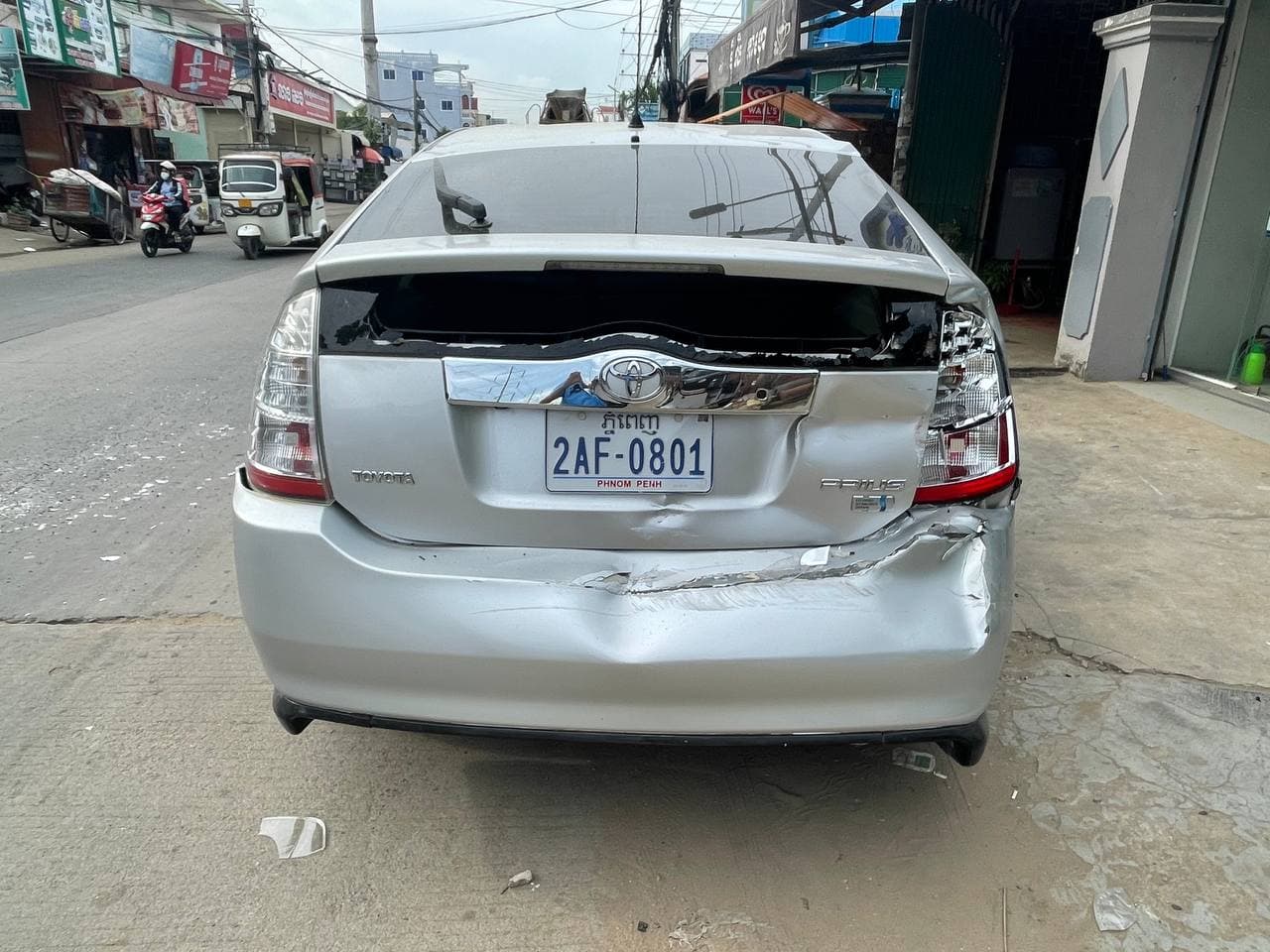 រថយន្តក្រឡុកស៊ីម៉ងត៍ បុករថយន្តព្រូសពេញទំហឹង បណ្ដាលឱ្យរងការខូចខាតយ៉ាងដំណំ