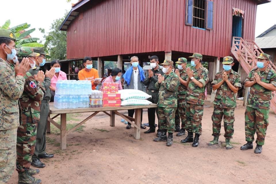 ឧត្តមសេនីយ៍ទោ សោម ស៊ុន នាំយកអំណោយឯកឧត្តម ហ៊ុន ម៉ាណែត ជូនគ្រួសារយោធិនទទួលមរណភាពដោយខ្យល់កន្រ្តាក់រលំផ្ទះសង្កត់នៅខេត្តកំពង់ធំ