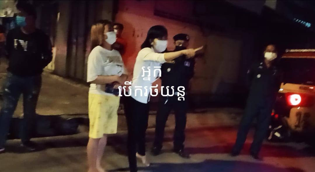 បើករថយន្តឆ្លងផ្លូវ ទៅបុកម៉ូតូកង់បីក្រឡាប់ផ្ងារជើងម្ខាង ភាគីសងខាងជជែកយកត្រូវរៀងខ្លួន