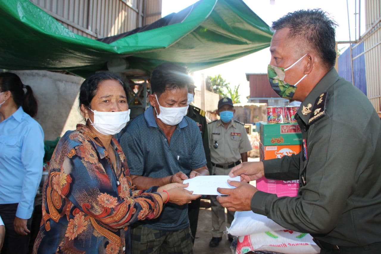 ឧត្តមសេនីយ៍ត្រី នៃ និយម ប្រធាន ស អ ក ខេត្តកណ្តាល ចុះសួរសុខទុក្ខគ្រួសារសមាជិកនិងប្រជាពលរដ្ឋដែលរងគ្រោះដោយសារអគ្គីភ័យឆាបឆេះផ្ទះ នៅក្នុងស្រុកស្អាង