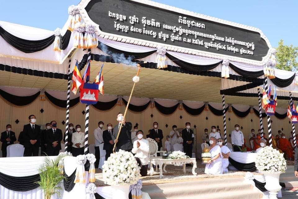 សម្តេចប្រធានព្រឹទ្ធសភា អញ្ជើញផ្តល់ភ្លើងបូជាសពឯកឧត្តម ត្រាំ អ៉ីវតឹក