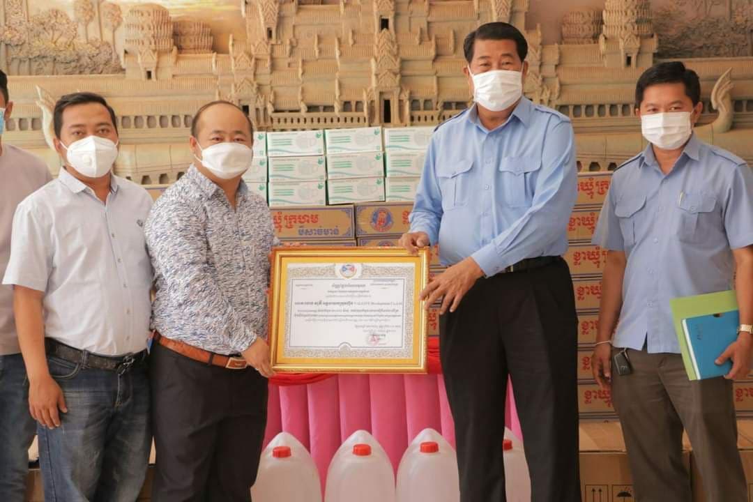 ឯកឧត្តម ជាវ តាយ អភិបាលនៃគណៈអភិបាលខេត្តកំពត អញ្ជើញទទួលអំណោយសប្បុរសធម៌ ដែលផ្តល់ជូនរដ្ឋបាលខេត្តកំពត