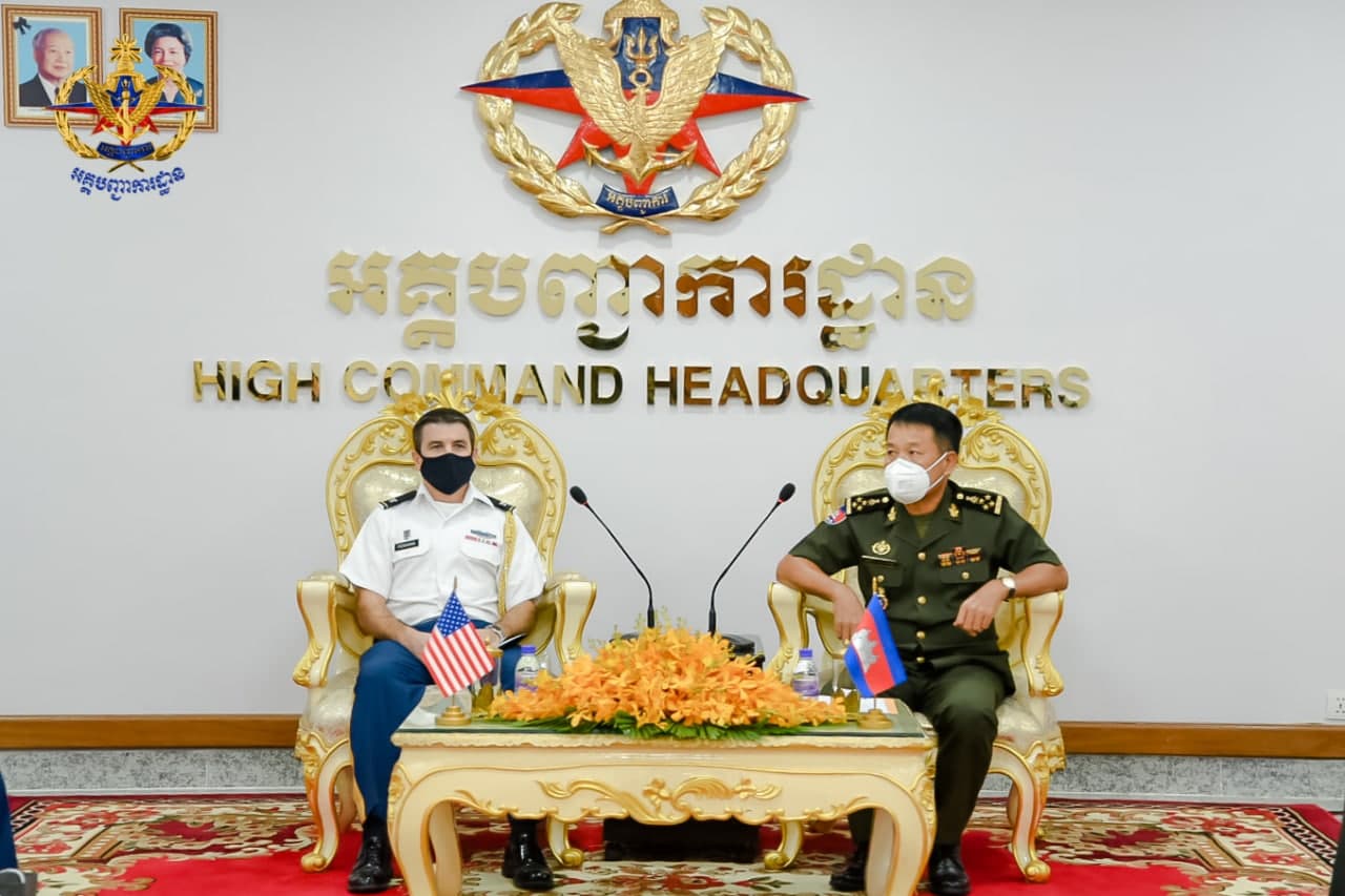 មេទ័ពកម្ពុជា អនុញ្ញាតឱ្យអនុព័ន្ធយោធាសហរដ្ឋអាមេរិក ចូលជួបសម្តែងការគួរសម