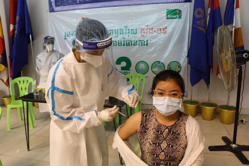 គិតត្រឹមថ្ងៃ០៣ មិថុនានេះ ប្រជាពលរដ្ឋនៅភ្នំពេញ ប្រមាណ ២លាន ៤សែននាក់ហើយ ទទួលបានការចាក់វ៉ាក់សាំងការពារកូវីដ-១៩