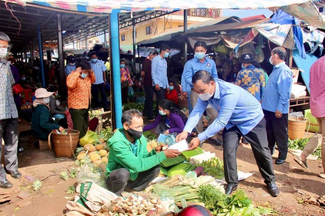 សហភាពសហព័ន្ធយុវជនកម្ពុជាក្រុងបានលុង បន្ដចុះផ្សព្វផ្សាយពីវិធានការទប់ស្កាត់ការរីករាលដាលជំងឺកូវីដ-១៩ និងចែកម៉ាស់ជូនប្រជាពលរដ្ឋ និងអាជីវករជុំវិញផ្សារបានលុង