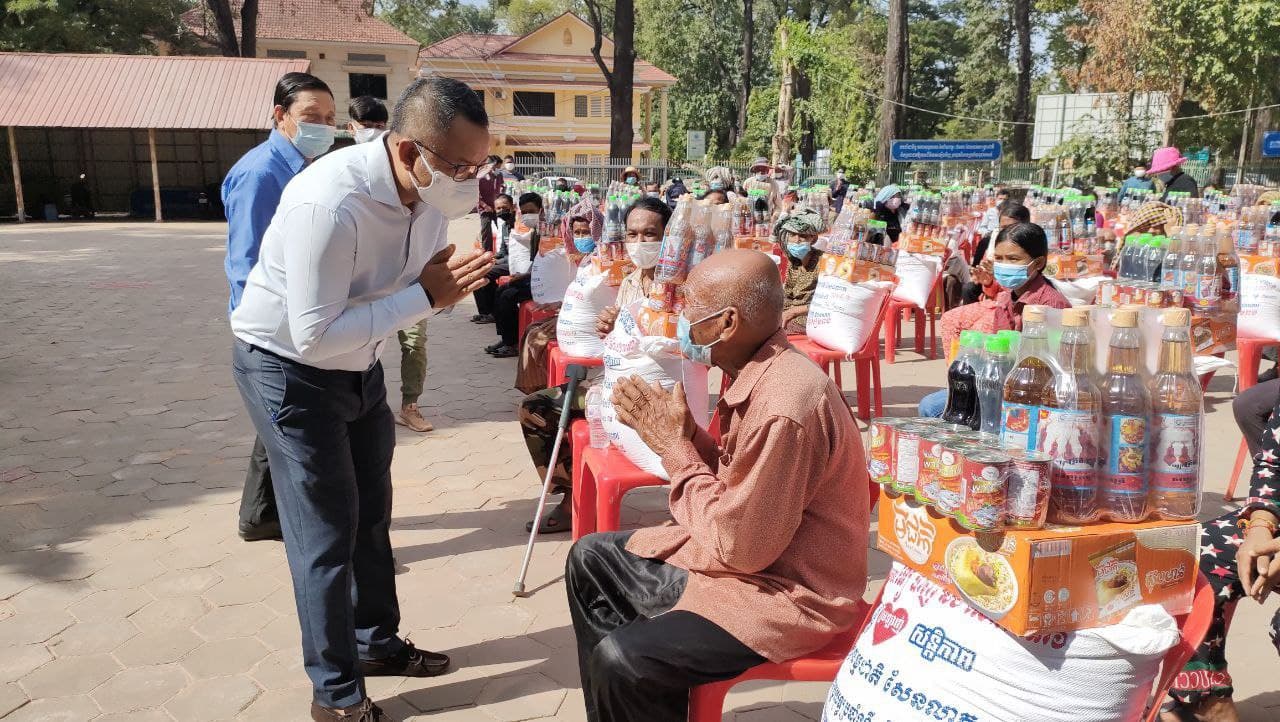 ពលរដ្ឋជិត២០០គ្រួសារនៅខេត្ដសៀមរាប ទទួលបានអំណោយពីសម្ដេច ទៀ បាញ់
