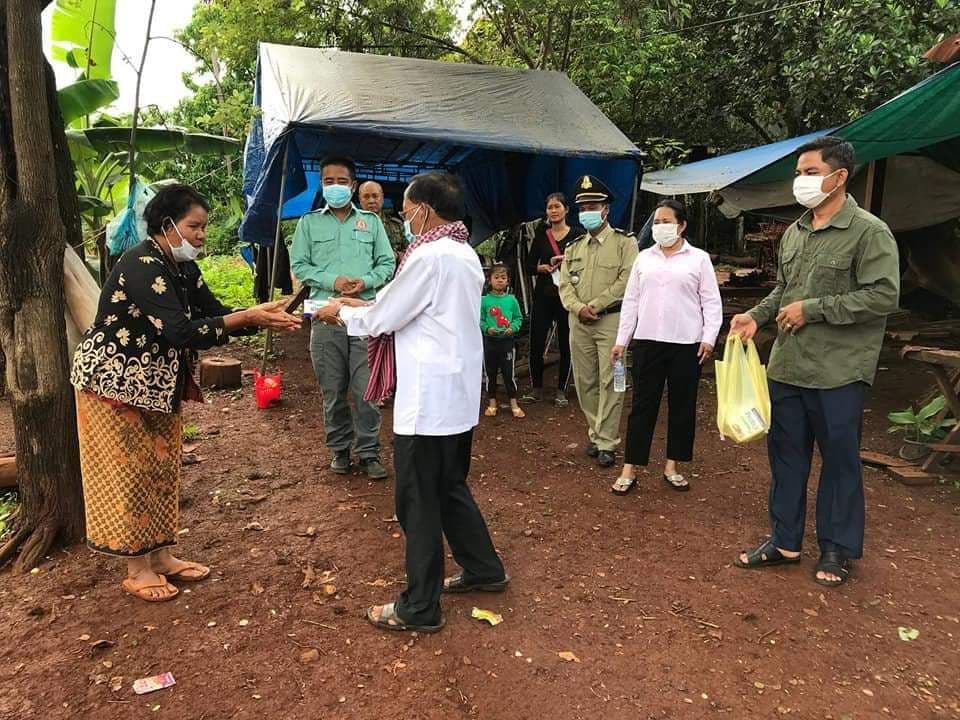 ឯកឧត្តមអ្នកតំណាងរាស្រ្តមណ្ឌលរតនគិរី អញ្ជេីញសំណេះសំណាល ជាមួយប្រជាពលរដ្ឋ និងពិនិត្យវឌ្ឍនភាពនៃការសាងសង់ផ្លូក្រាលកៅស៊ូ ក្នុងក្រុងបានលុង