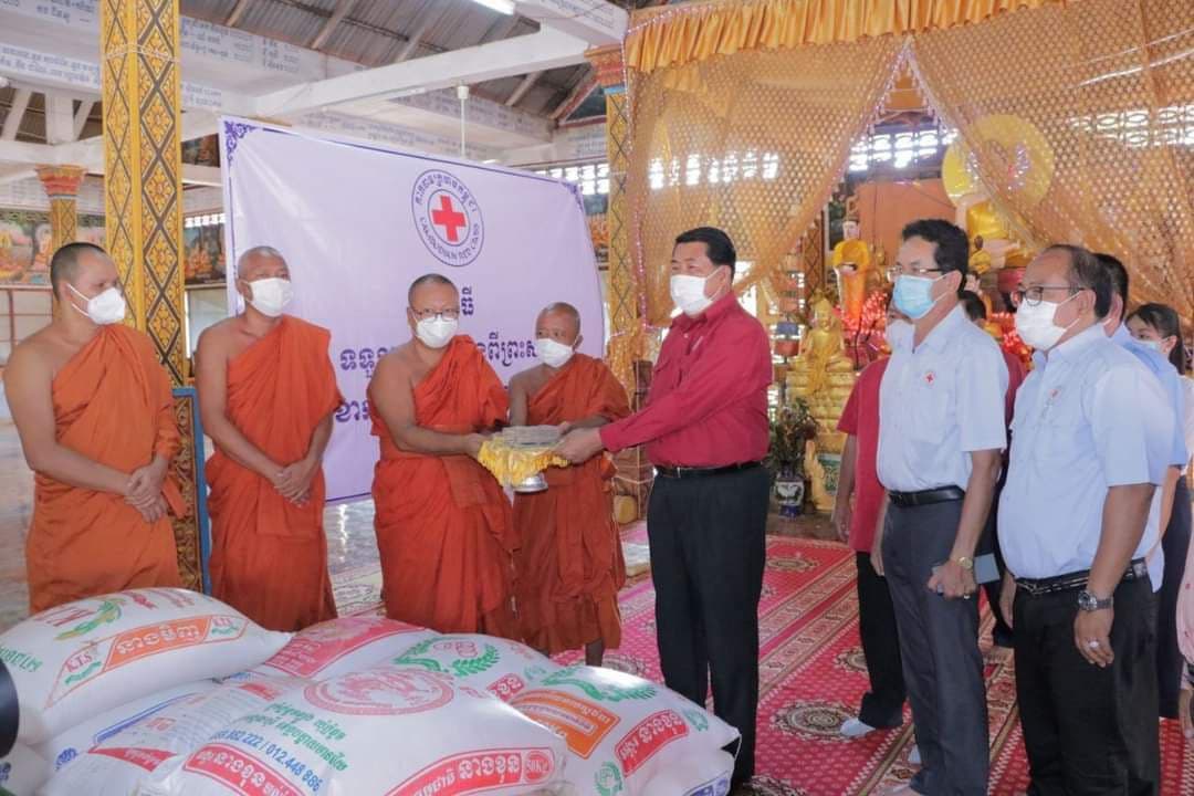 ថ្នាក់ដឹកនាំមន្ត្រីសង្ឃខេត្តកំពត ផ្តល់អំណោយជាច្រើន ដើម្បីចូលរួមទប់ស្កាត់កូវីដ-១៩