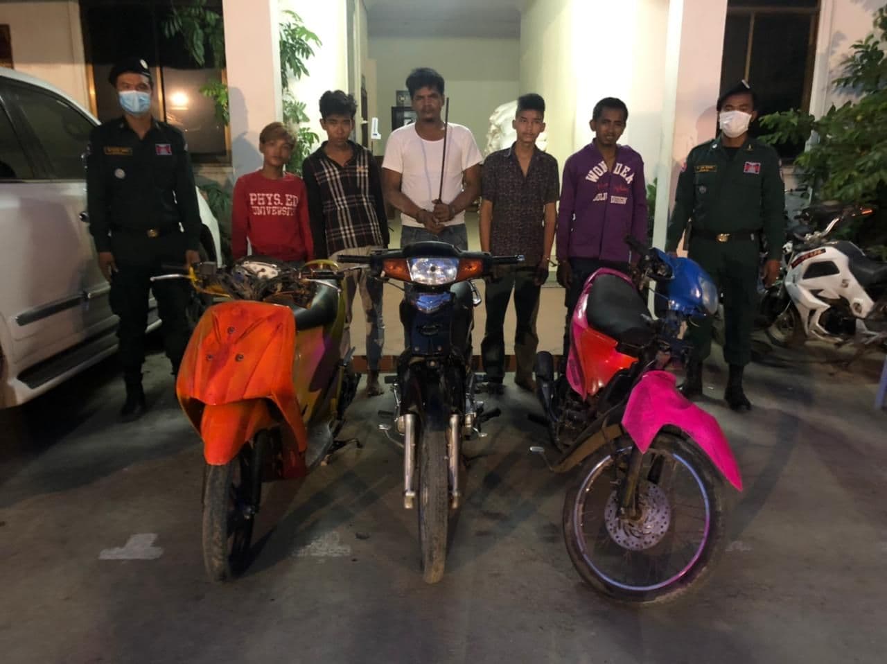 នគរបាលរដ្ឋបាលប៉ុស្តិ៍ឃ្មួញ ឃាត់ខ្លួន ជនសង្ស័យ ០៥នាក់ ករណីប៉ុនប៉ងលួចមានស្ថានទម្ងន់ទោស