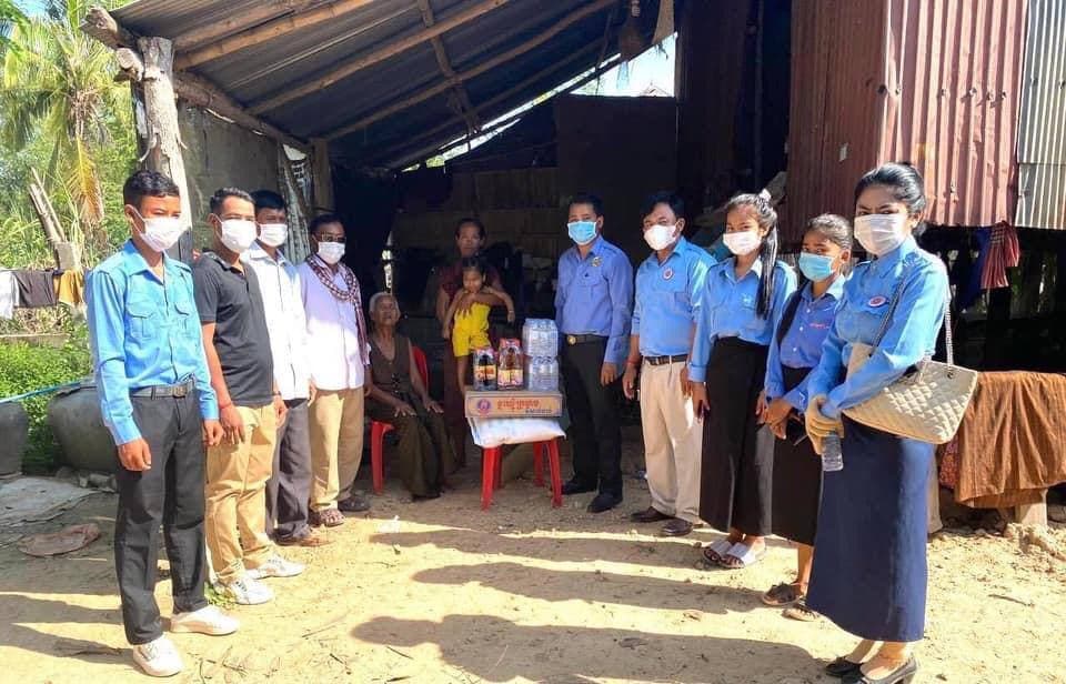 ប្រធានក្រុមការងារយុវជនការពារសន្តិភាពខេត្តតាកែវ ចុះសួរសុខទុក្ខនិងនាំយកអំណោយចែកជូនដល់អ្នកជំងឺ