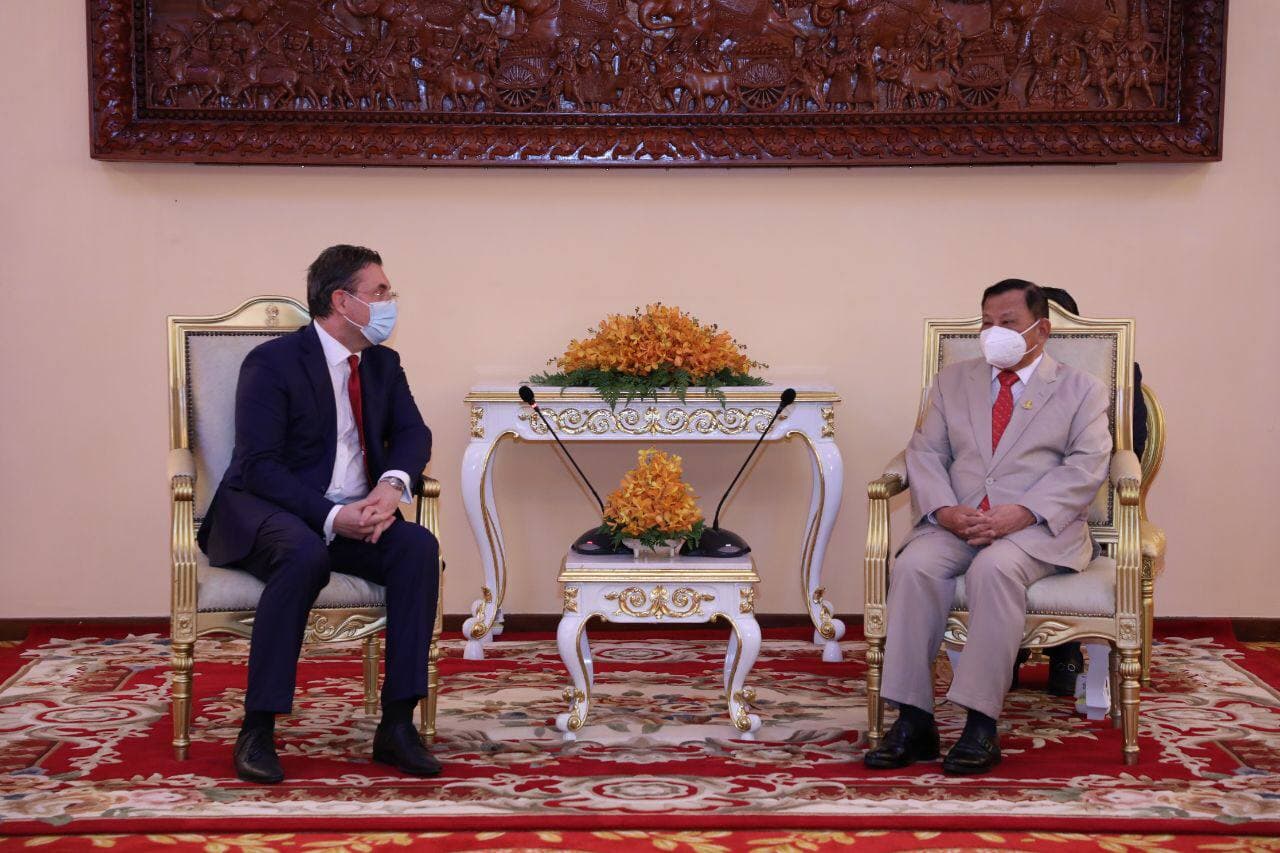 សម្តេច សាយ ឈុំ អនុញ្ញាតឱ្យ ឯកអគ្គរដ្ឋទូត នៃសាធារណរដ្ឋឆែកថ្មី ប្រចាំព្រះរាជាណា ចក្រកម្ពុជា ចូលជួបធ្វើសវនាការ និងសម្តែងការគួរសម