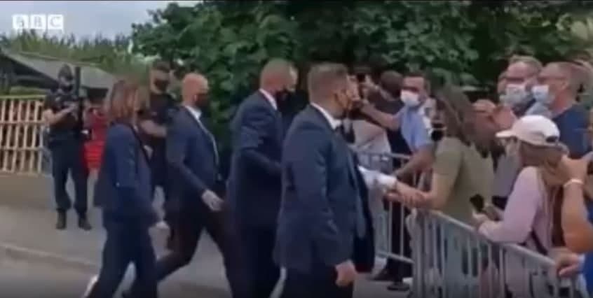 ប្រធានាធិបតីបារាំងលោក Emmanuel Macron ត្រូវបានគេទះកំផ្លៀងមួយទំហឹង ពេលលោកចុះទស្សនកិច្ចនៅភាគអាគ្នេយ៍នៃប្រទេសបារាំង