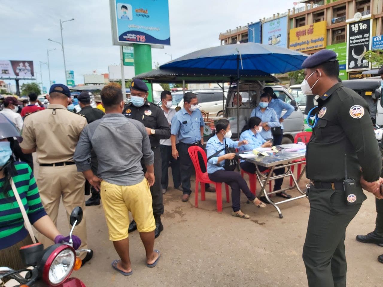 ក្រុមការងារចម្រុះរបស់រដ្ឋបាលខេត្ដសៀមរាប ចាប់ផ្ដើមធ្វើការផាកពិន័យចំពោះអ្នកដែលមិនគោរពវិធានការពាក់ម៉ាស់ និងពាក់ម៉ាសមិនត្រឹមត្រូវ