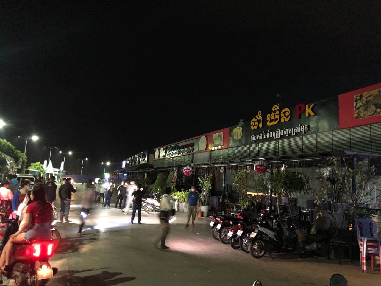 អង្គុយផឹកសុីនៅតុក្បែរគ្នា និងមានការឌឺដង បង្កជាហឹង្សាផ្អេីលពេញកោះពេជ្រ ត្រូវសមត្ថកិច្ចឃាត់ខ្លួនយកទៅអប់រំ