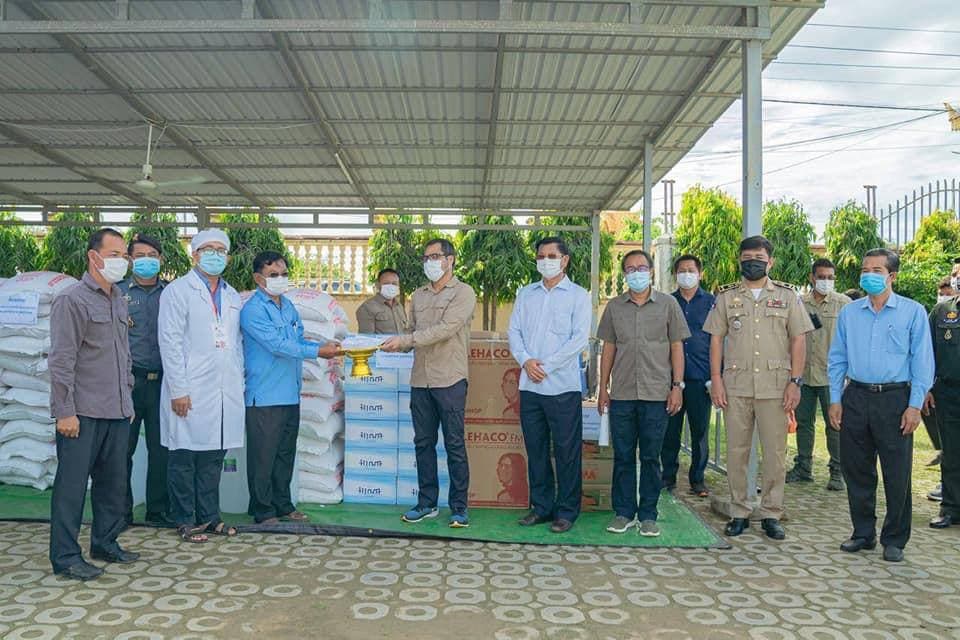 អភិបាលខេត្តព្រៃវែង អញ្ជើញចូលរួមចុះសួរសុខទុក្ខ និងនាំយកសម្ភារផ្ដល់ជូនក្រុមគ្រូពេទ្យជួរមុខព្យាបាលអ្នកឆ្លងជំងឺកូវីដ-១៩ នៅមន្ទីរពេទ្យបង្អែកស្រុកព្រះស្តេច