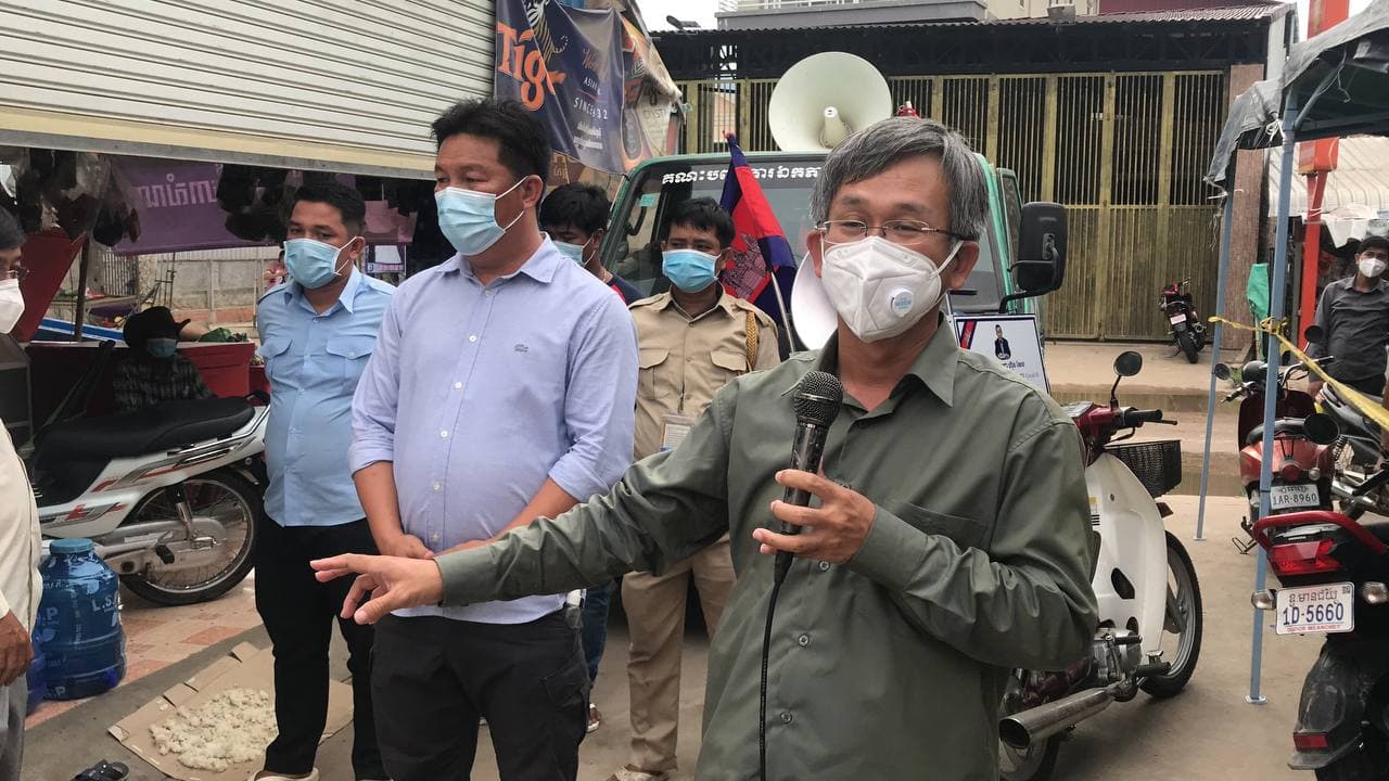 អភិបាលខណ្ឌច្បារអំពៅ នាំយកអំណោយសម្តេចតេជោ ហ៊ុន សែន និងសម្តេចកិត្តិព្រឹទ្ធបណ្ឌិត ចែកជូនប្រជាពលរដ្ឋដែលំពុងធ្វើចក្តាឡីស័ក
