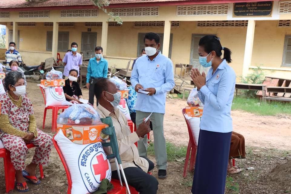 លោកស្រី គឹម ញឹប ចុះសាកសួរ សុខទុក្ខ និងនាំយកអំណោយមនុស្សធម៌ទៅចែកជូនដល់ប្រជាពលរដ្ឋដែលមានជីវភាពខ្វះខាត