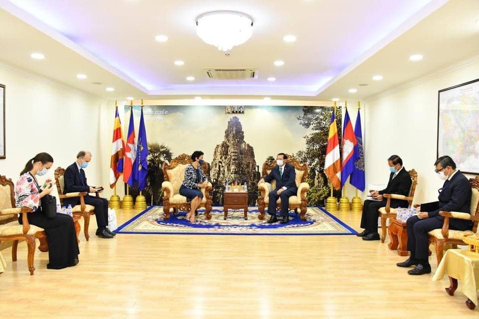 ឯកឧត្តម កិត្តិសេដ្ឋាបណ្ឌិត ទេសរដ្ឋមន្រ្តី ចម ប្រសិទ្ធ ជួបលោកជំទាវឯកអគ្គរដ្ឋទូតបារាំងប្រចាំកម្ពុជា ដែល ទេីបចប់ អណត្តិ
