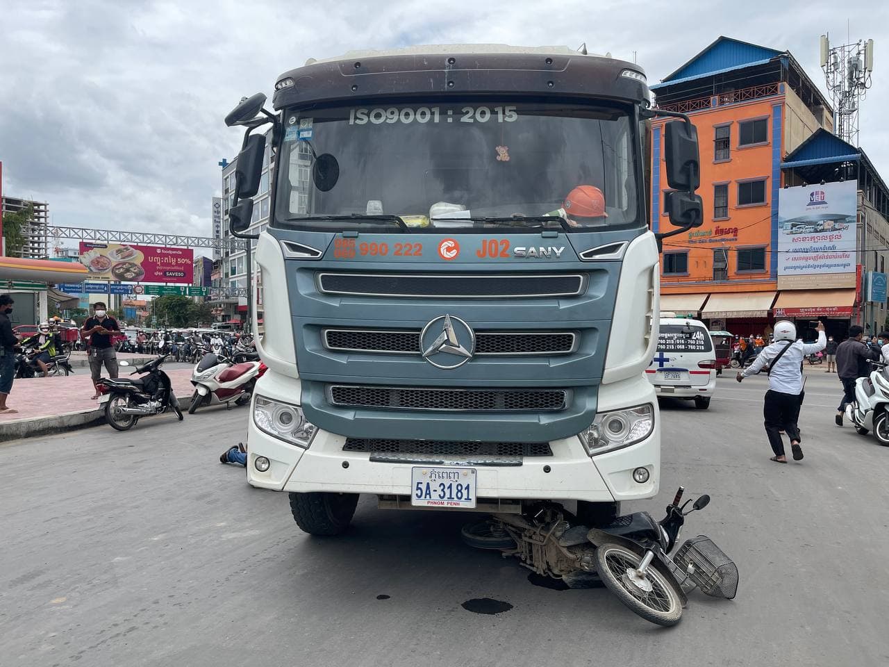 រថយន្តក្រឡុកសុីម៉ងត៍មួយគ្រឿង បុកម៉ូតូពេញទំហឹងអូសជិត១០ម៉ែត្រ បណ្តាលឱ្យស្រ្តីម្នាក់រងរបួសធ្ងន់