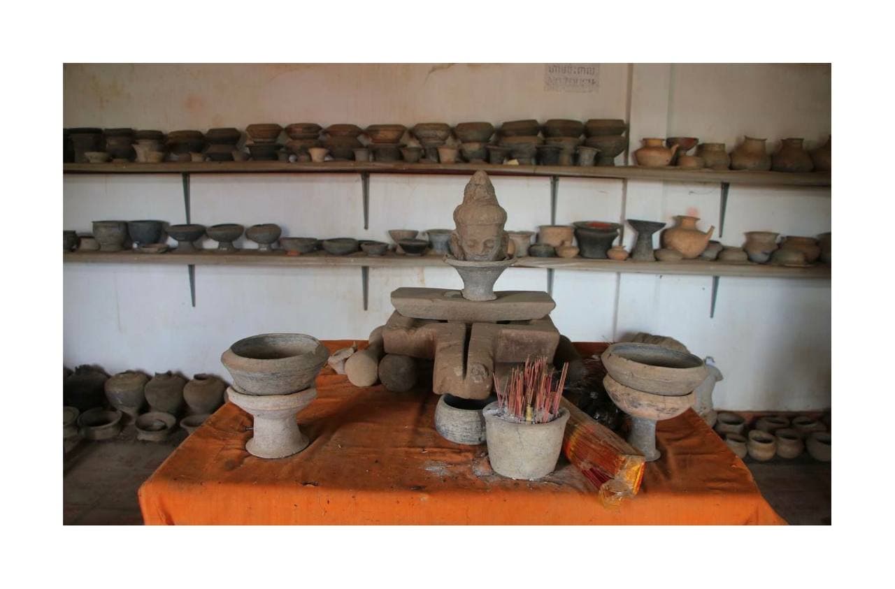 កសិករភ្ជូរដីចម្ការនៅក្បែរប្រាសាទតាស្រីនា បានប្រទះឃើញវត្តុបុរាណធ្វើពីលោហៈចំនួន១៧ដុំ/រូប