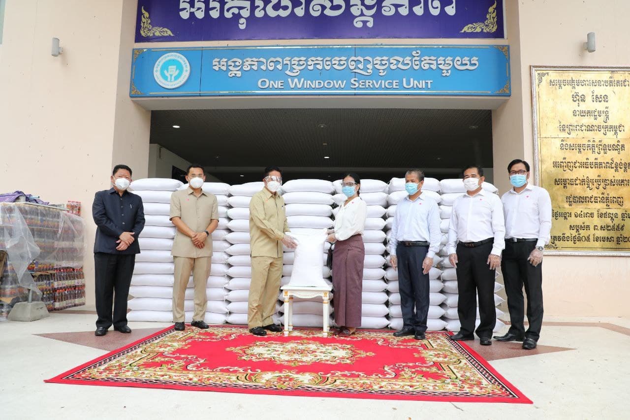 សហគមអតីតនិស្សិតកម្ពុជាពីសូវៀត និងរុស្ស៊ីនាំយកអង្ករចំនួន ៤តោនប្រគល់ជូនរដ្ឋបាលរាជធានី ដើម្បីជួយឧបត្ថម្ភពលរដ្ឋ រងគ្រោះ ឬរងផលប៉ះពាល់ធ្ងន់ធ្ងរ ពីមេរោគកូវីដ-១៩